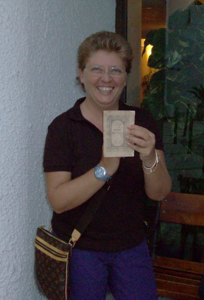 Lucia Correale con il primo libro sullo Scopone del 1855, Sabaudia 2008